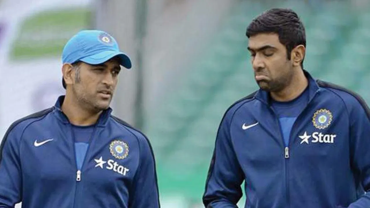 MS Dhoni and R Ashwin