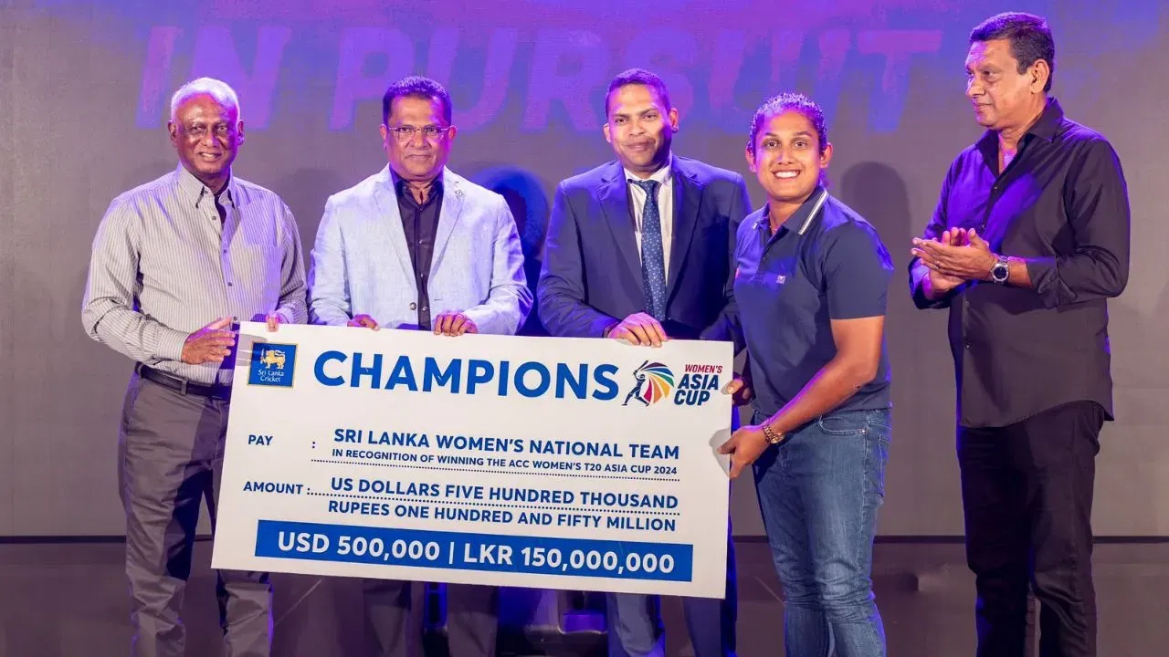 Chamari Athapaththu receiving the prize from SLC officials