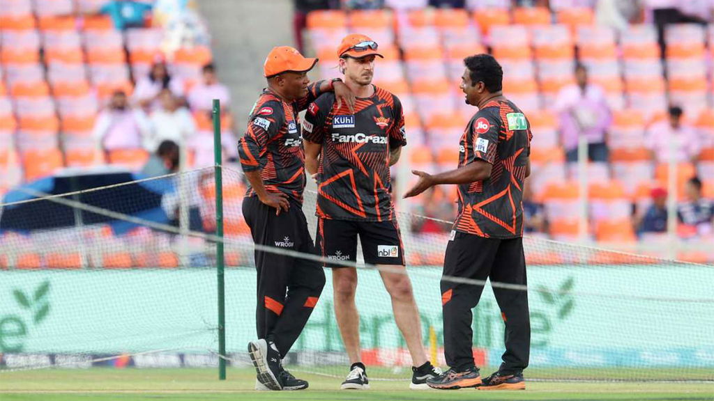 Brian Lara And Dale Steyn Listen To Muthiah Muralidaran Talk