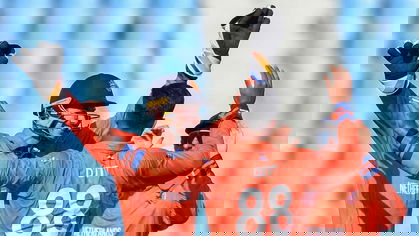 Aryan Dutt, opening the bowling, struck in the fifth over