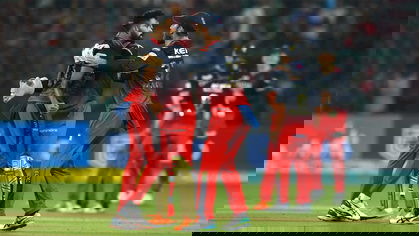 Mohammed Siraj and Glenn Maxwell celebrate Wriddhiman Saha's wicket