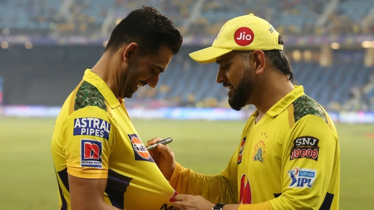 Deepak Chahar in Chennai Super Kings jersey and MS Dhoni