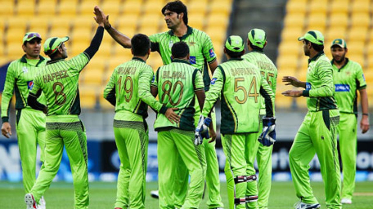 Mohammad Irfan With Pakistan Team