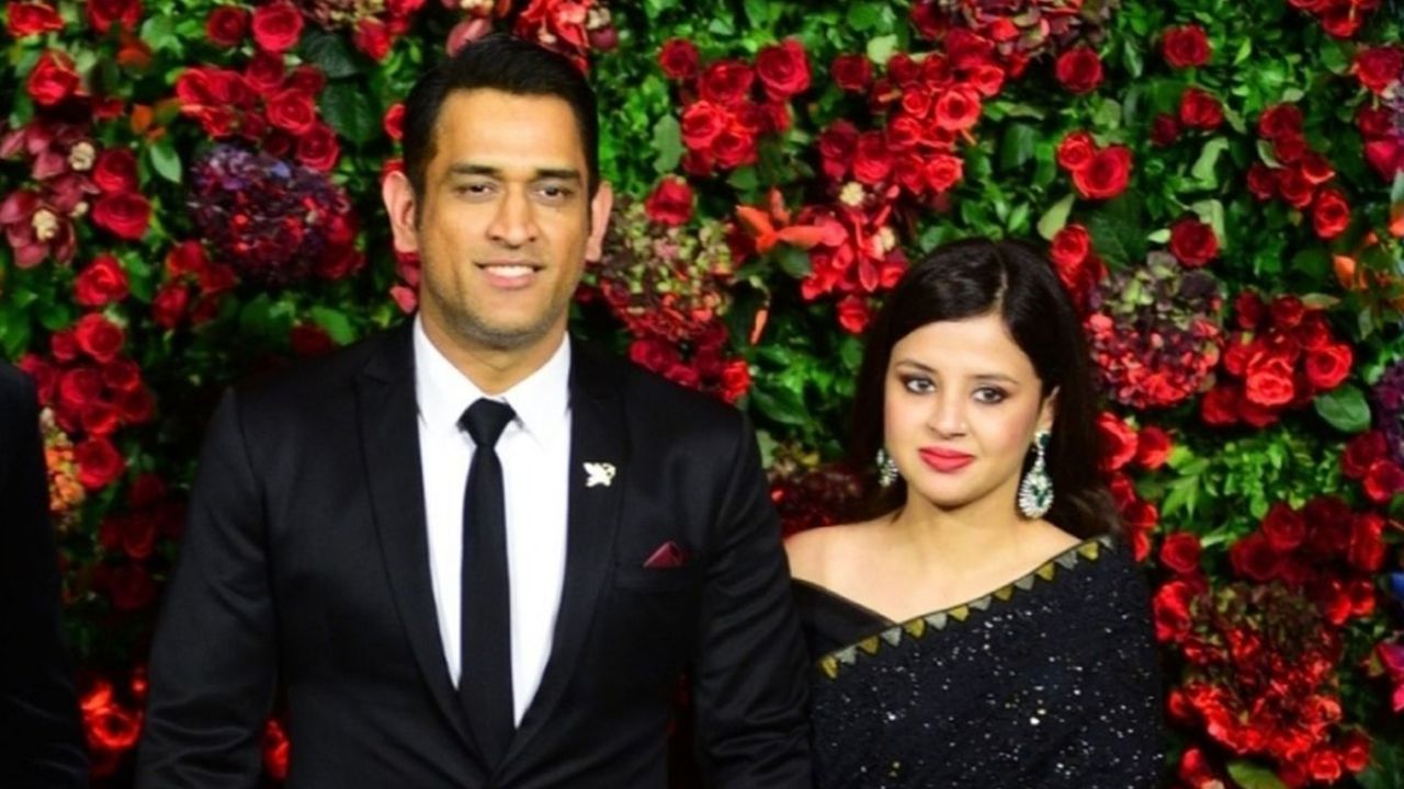 Ms Dhoni With His Wife