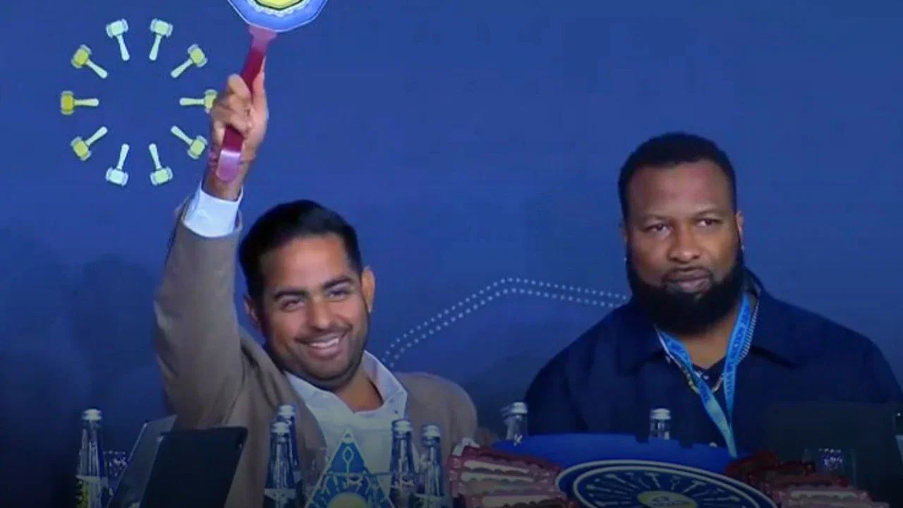 Akash Ambani's reaction on Cameron Green bid