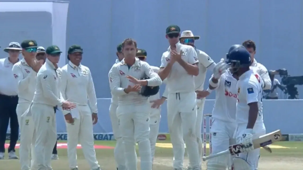 Australia players applaud for Dimuth Karunaratne