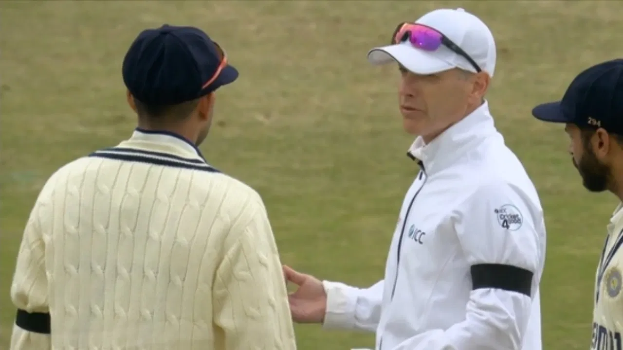 Shubman Gill, Shardul Thakur with umpire
