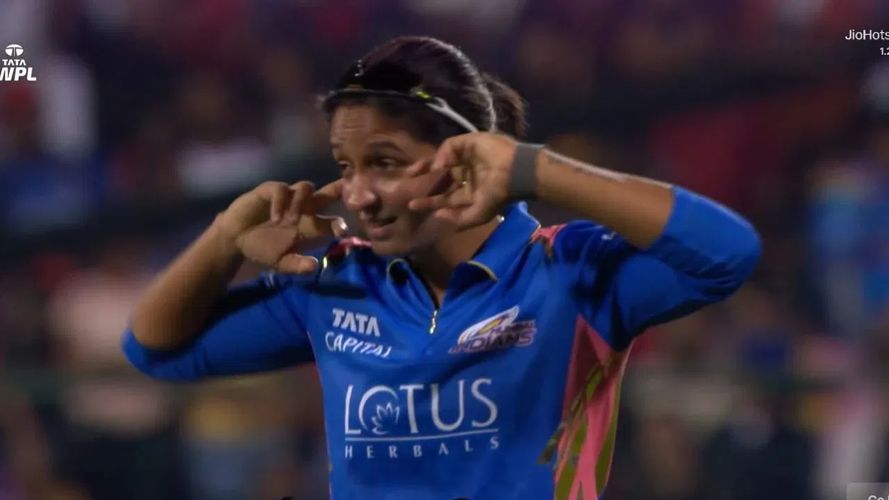 Harmanpreet Kaur Mocks RCB Crowd