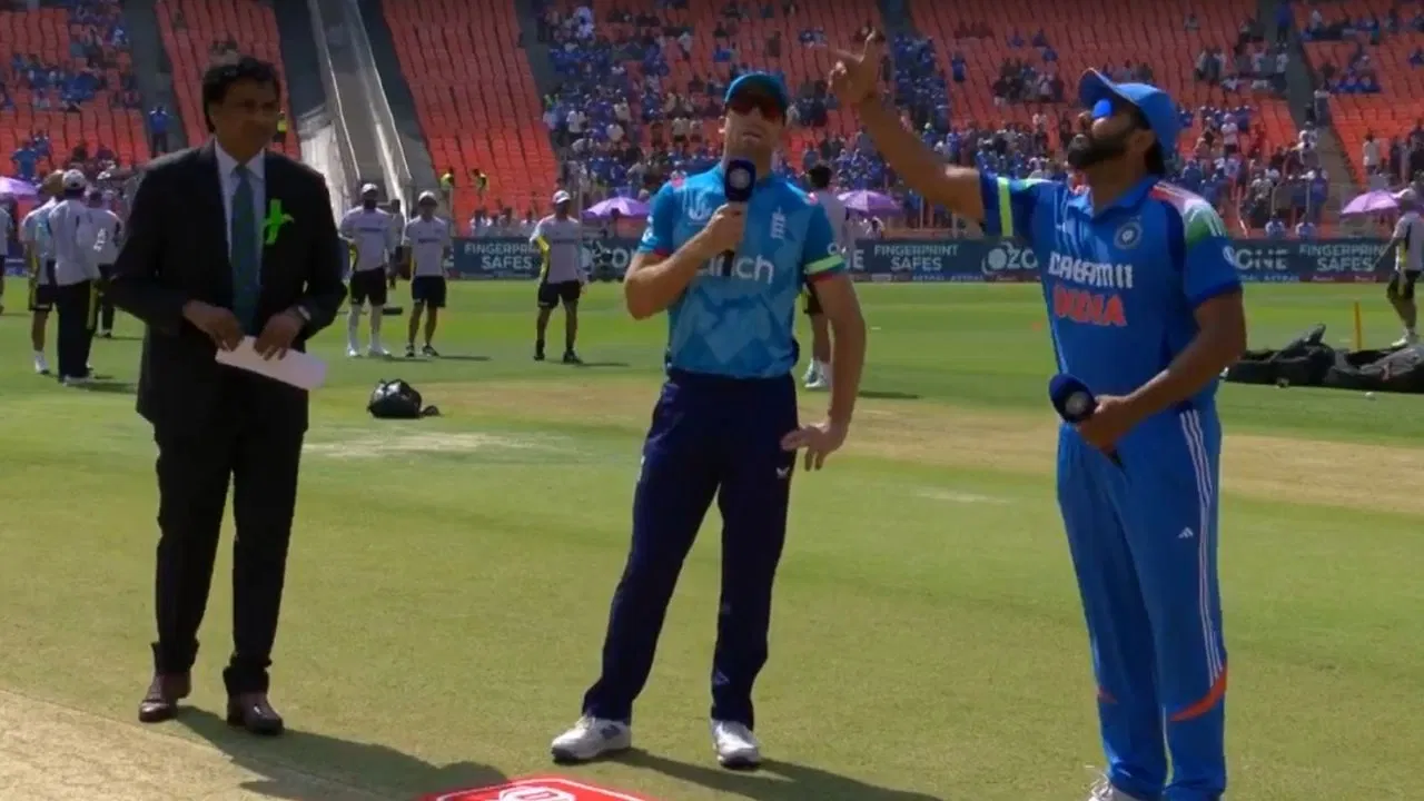 India And England Players Wearing Green Armbands