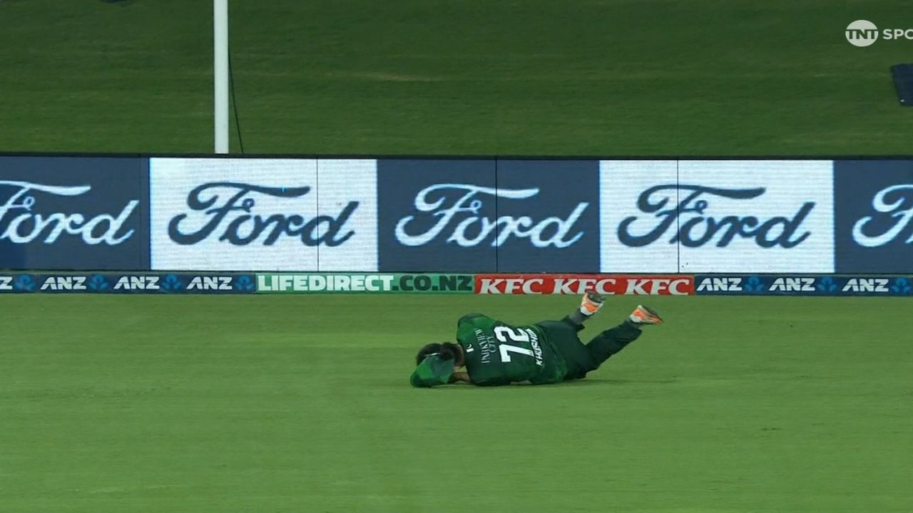 Khushdil Shah Grabs Tim Seifert In NZ Vs PAK