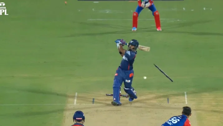 Mitchell Starc Rmoves Nicholas Pooran