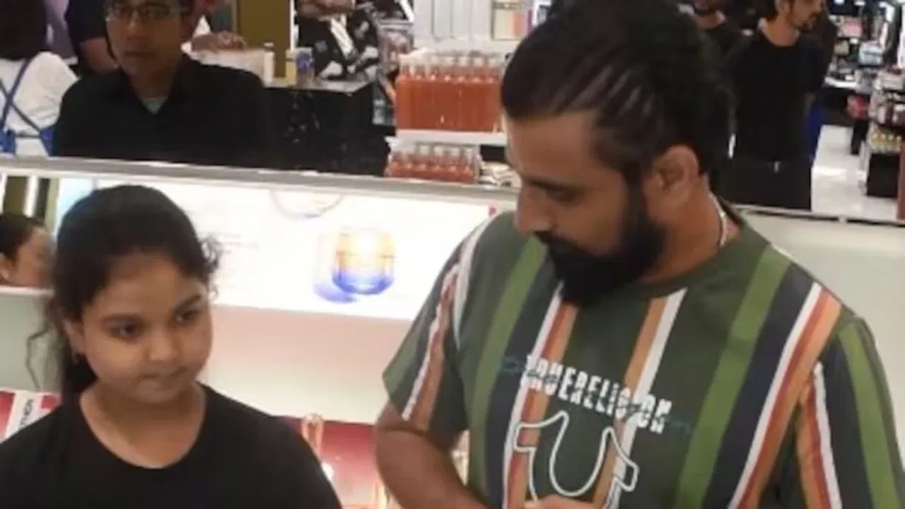 Mohammed Shami With His Daughter