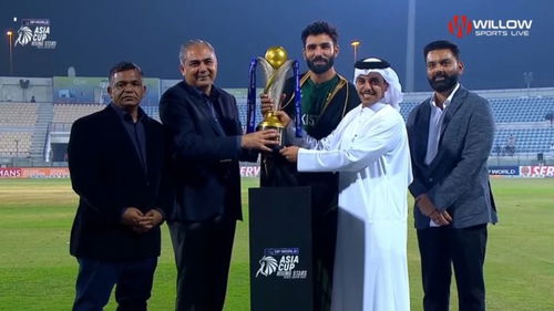 Mohsin Naqvi Hands Trophy To Pakistan
