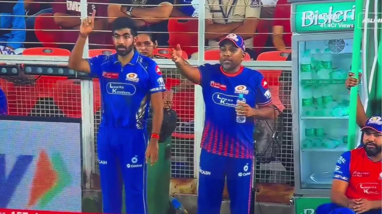 Watch Mahela Jayawardene Giving Instructions From Boundary Ropes Goes Viral Jasprit Bumrahs Reaction