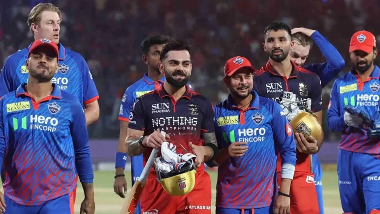 Delhi Capitals players with Virat Kohli