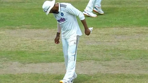 Ravindra Jadeja suffers injury scare during 2nd Test