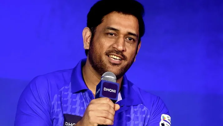 Virat Kohli directly targeted as MS Dhoni questioned about not leaving Ranchi by famous Indian broadcaster32