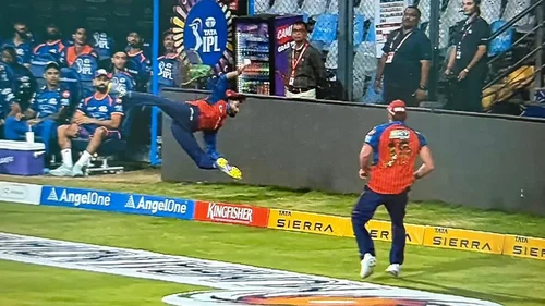 Shreyas Iyer and Xavier Bartlett combined to take a stunning catch to dismiss Hardik Pandya in MI vs PBKS clash