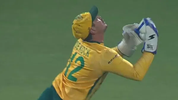 WATCH: Quinton De Kock-Dewald Brevis confusion hands Tim Seifert a second chance