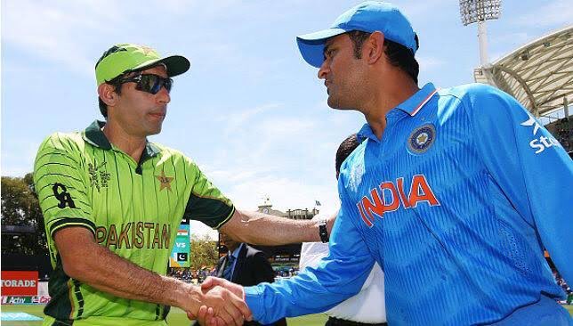 Misbah-ul-Haq, MS Dhoni