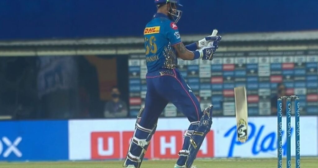 Kyle Jamieson breaks Krunal Pandya's bat (Photo- IPL)