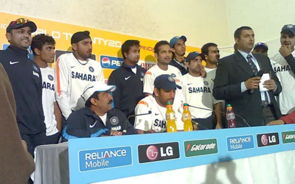 MS Dhoni Parades Teammates To Press Conference ICC T20 World Cup 2009