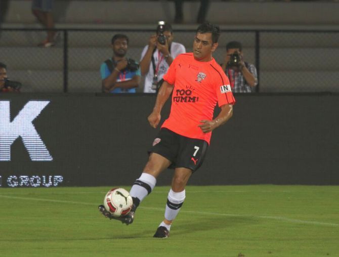 MS Dhoni playing Football (Photo-Twitter)