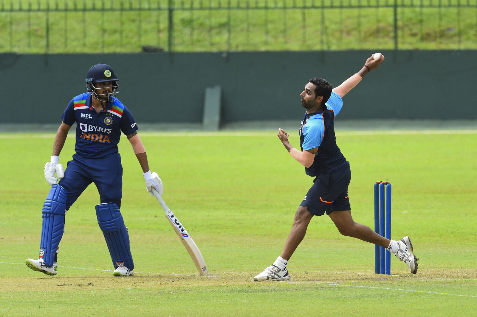 Bhuvneshwar Kumar bowls as Manish Pandey looks on (Photo-BCCI)