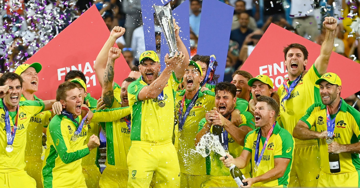 Australia celebrate with the 2021 T20I World Cup trophy. (Photo: Twitter)