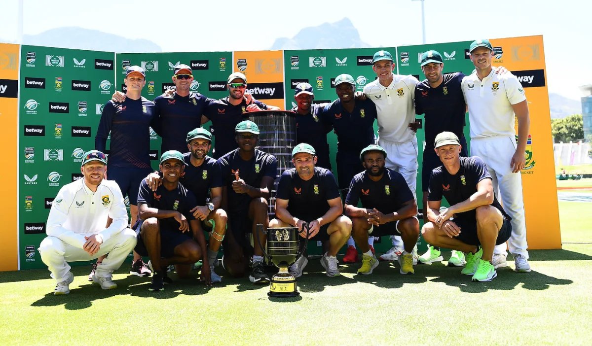 The victorious South African team poses with the Freedom Trophy, South Africa vs India, 3rd Test, Cape Town, 4th day, January 14, 2022 © Getty Images