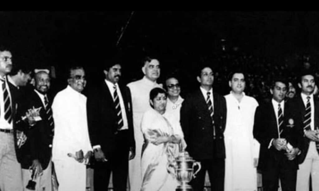 Lata Mangeshkar with 1983 World Cup winning team. PHoto- Twitter