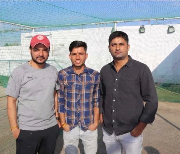 Ravi-Bishnoi with his coaches Pradyot Singh Rathore and Shahrukh Pathan. Photo- Twitter