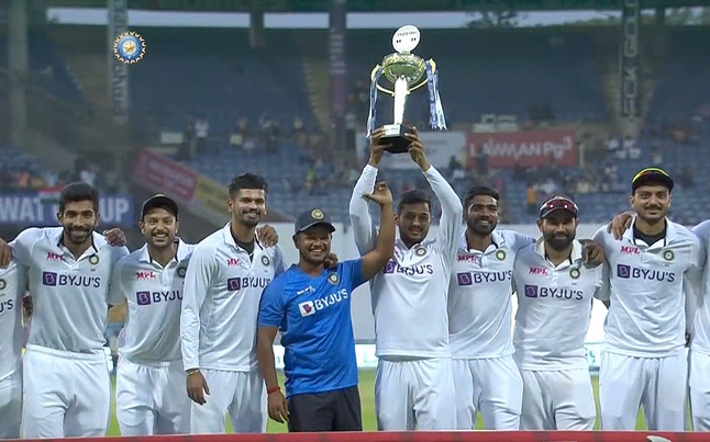 Indian Team With Test series trophy after win over Sri Lanka at Bengaluru
