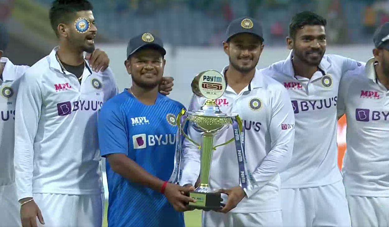 Saurabh Kumar (L), Priyank Panchal (R), Pose with the Test series trophy after win over Sri Lanka