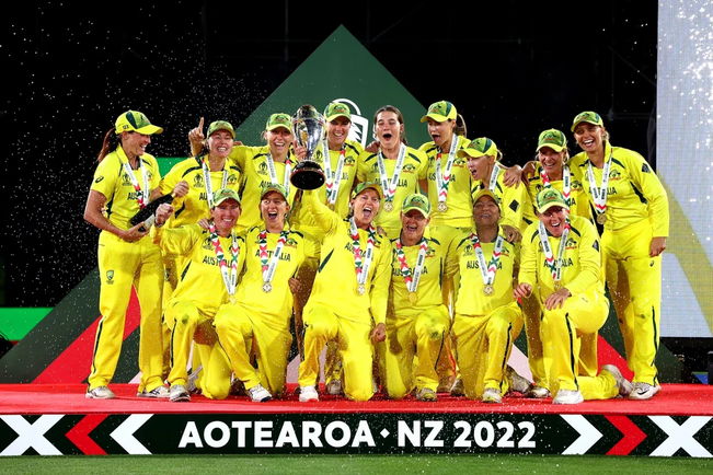 Australia players lift their seventh World Cup, Australia vs England, Women's World Cup 2022 final, Christchurch, April 3, 2022 © AFP/Getty Images