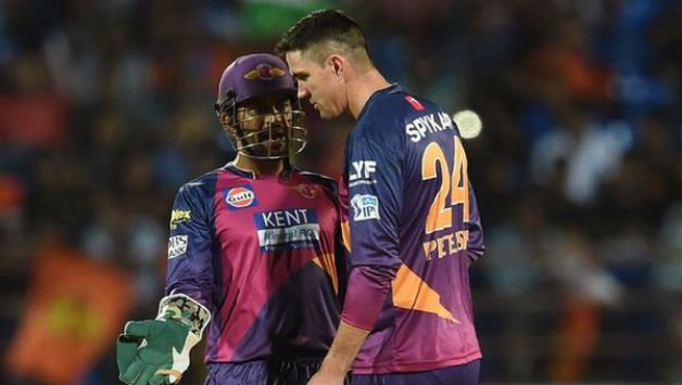 MS Dhoni and Kevin Pietersen during thier time at Rising Pune Supergiants (Image Credits: Twitter)