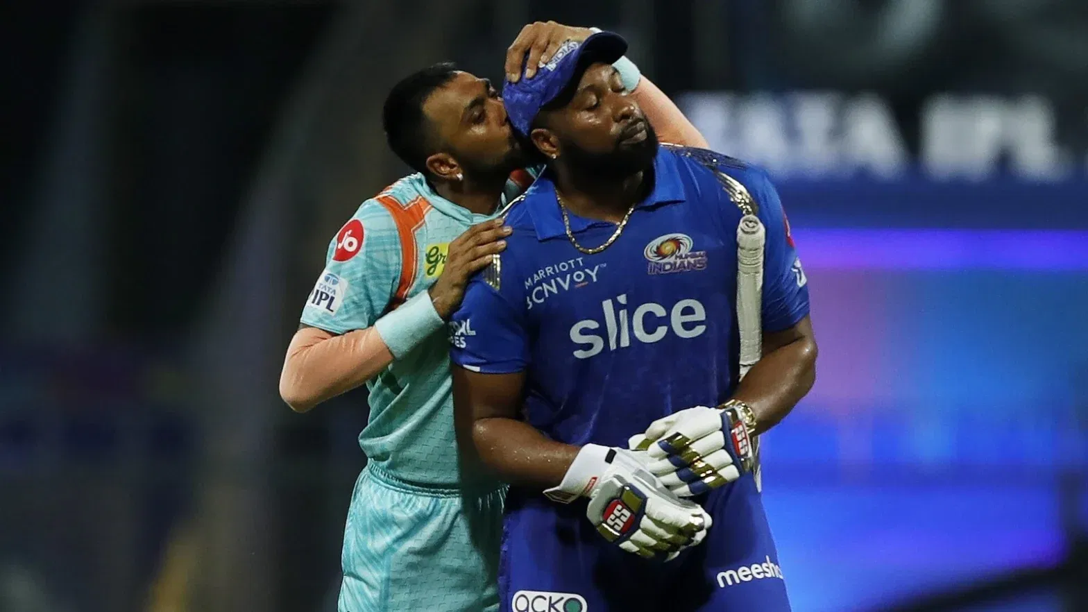 Krunal Pandya kisses Kieron Pollard (Image Credits: IPL)