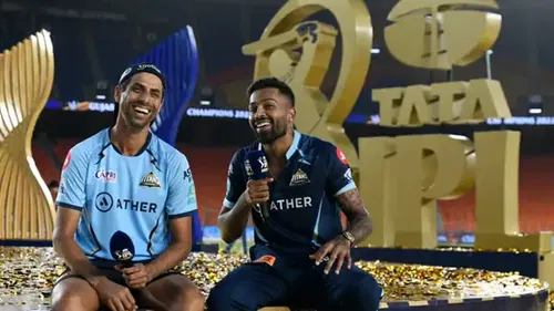 Hardik Pandya and Ashish Nehra (Image Credits: Twitter)