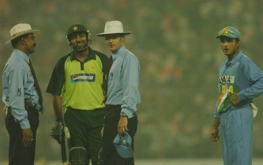 Simon Taufel Officiating in IND vs PAK match (Image Credits: Twitter)