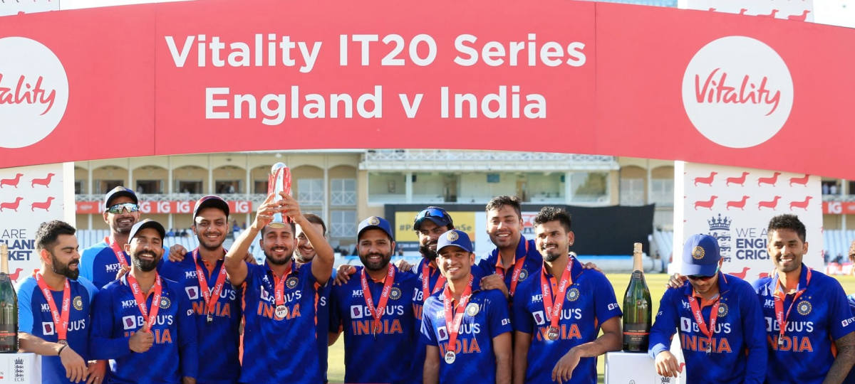 Indian cricket team celebrate T20I series win over England. (Photo: Twitter)m
