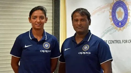 Ramesh Powar and Harmanpreet Kaur (Image Credits: Twitter)