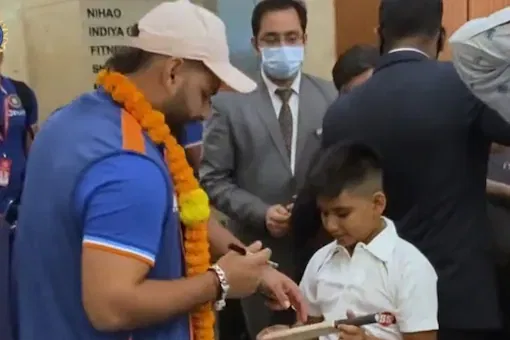 Rishabh Pant with a little fan (Image Credits: Twitter)