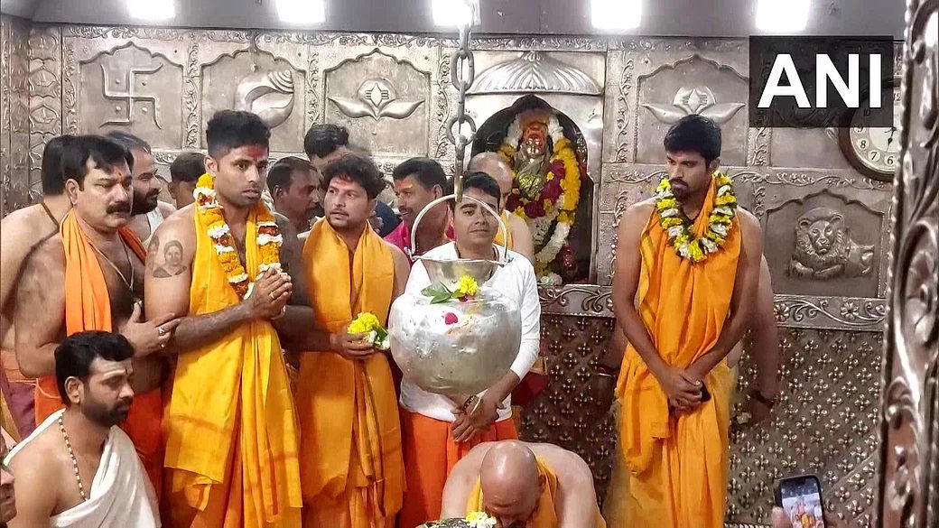 Indian players offer prayers at Ujjain temple