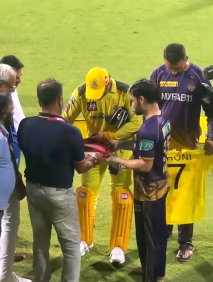 MS Dhoni and Rinku Singh