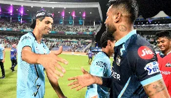 Hardik Pandya Captain of Gujarat Titans and Ashish Nehra of Gujarat Titans (Image Credit: Twitter)