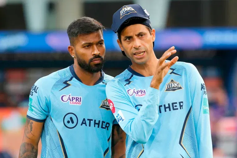 Hardik Pandya Captain of Gujarat Titans and Ashish Nehra of Gujarat Titans (Image Credit: Twitter)