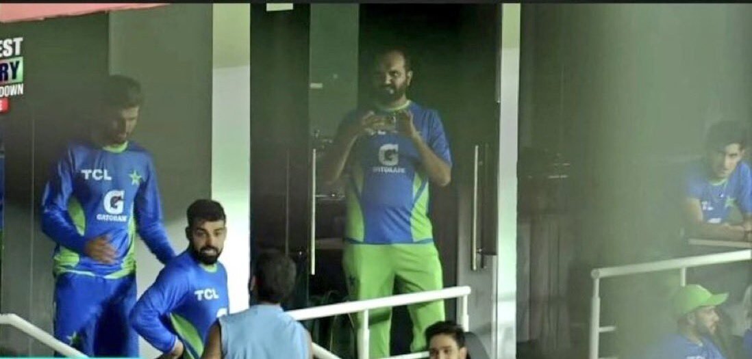 Naseem Shah's reaction to Virat Kohli meeting his teammates