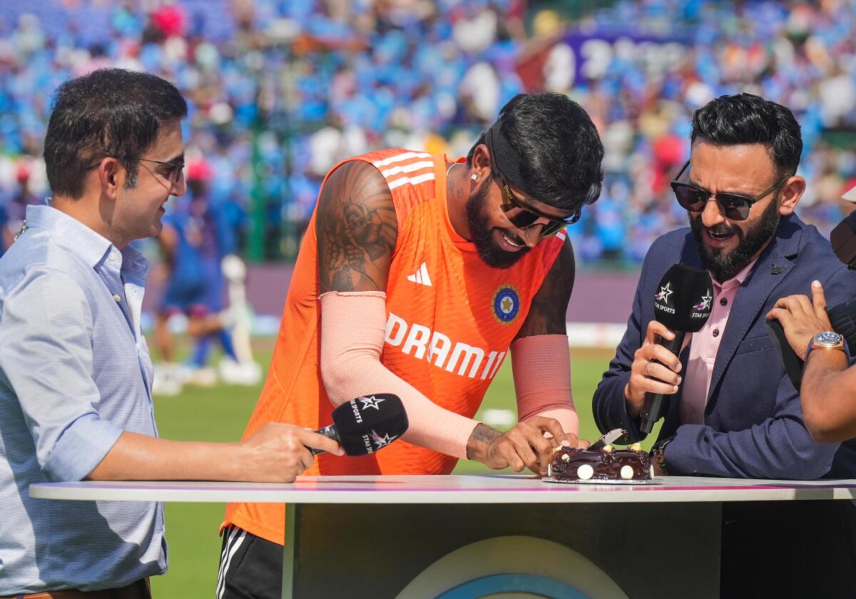 Hardik Pandya cutting the birthday cake