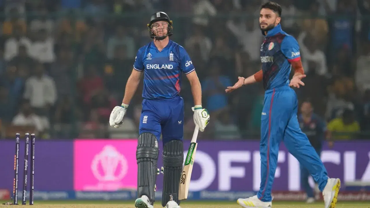 Naveen Ul Haq Cleans Jos Buttler