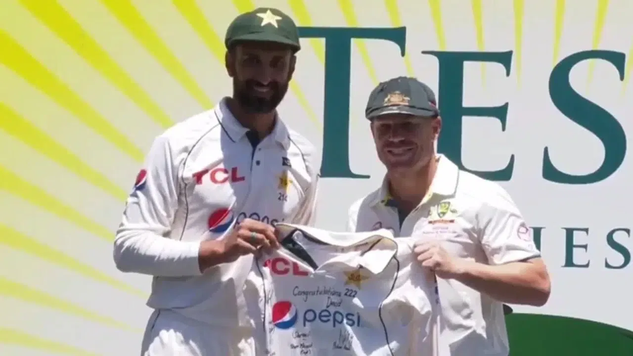 Shan Masood Gifts a Signed Jersey to David Warner